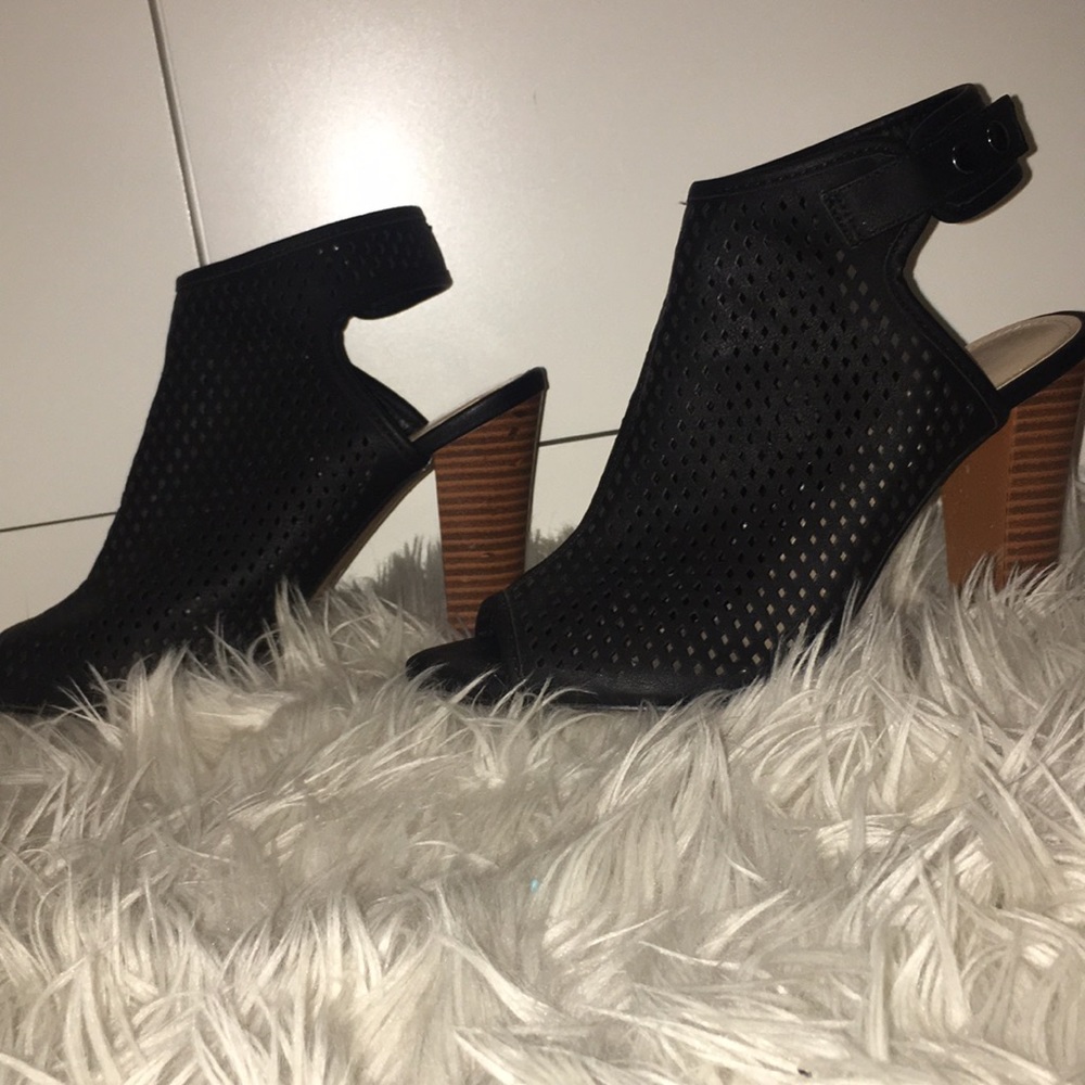 Black and Tan heels - Picture 2 of 2